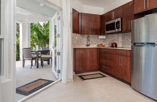 Long Bay Hills Apartment | Amazing Modern Beach Front Studio w/Pool Jacuzzi - Karana Studioo1