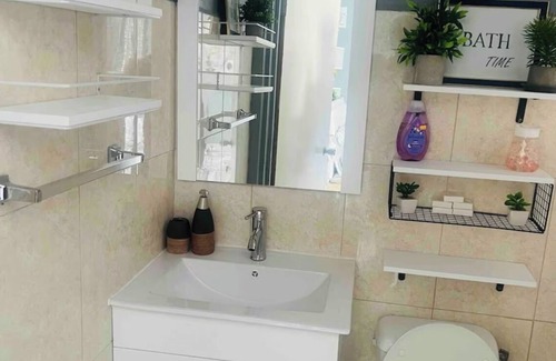 Marigot House | Amazing Modern Studio, fully equipped with WiFi and AC in the heart of Marigot