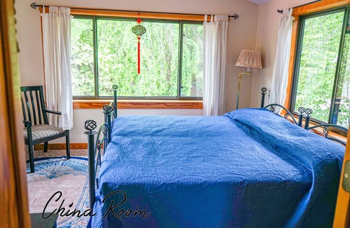 Asheville Cabin | Amazing Mountain Lodge Retreat on 63 Acres - 20 minutes from Asheville