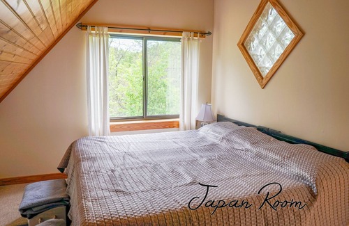 Asheville Cabin | Amazing Mountain Lodge Retreat on 63 Acres - 20 minutes from Asheville