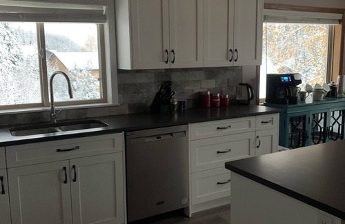 Sun Peaks Ski Chalet | Amazing Mtn view chalet, walk to village, ski-in/bus out, private hot tub