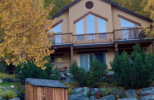 Sun Peaks Ski Chalet | Amazing Mtn view chalet, walk to village, ski-in/bus out, private hot tub