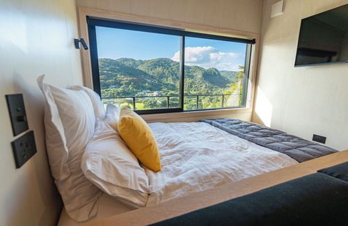 Piha Cabin | Amazing nature oasis in Piha, with a three minute bush walk to the beach.