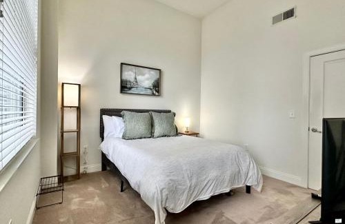 Mile Square Apartment | Amazing New City View Mins To IU Health & Lucas Oil Stadium