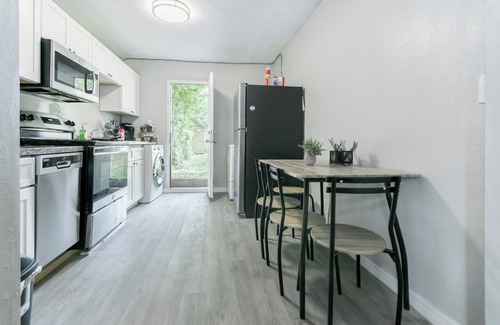 Riverview House | Amazing “NEW” Cottage. Minutes To Airport & Downtown