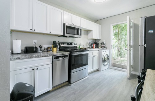 Riverview House | Amazing “NEW” Cottage. Minutes To Airport & Downtown