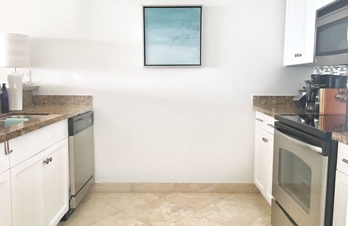 The Bight Condo | Amazing Ocean Views - Contemporary Condo - Pool - SPA- 10 min walk to Beach.