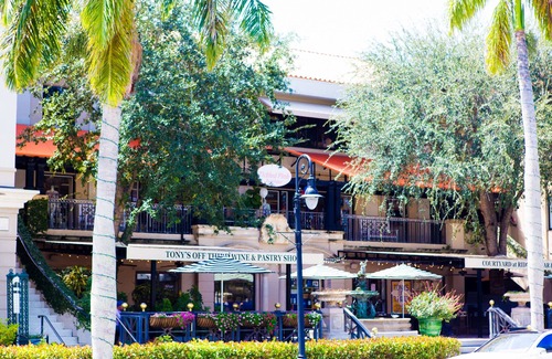 Old Naples Condo | Amazing Old Naples Location! Center of Fifth Ave & Walk to Beach