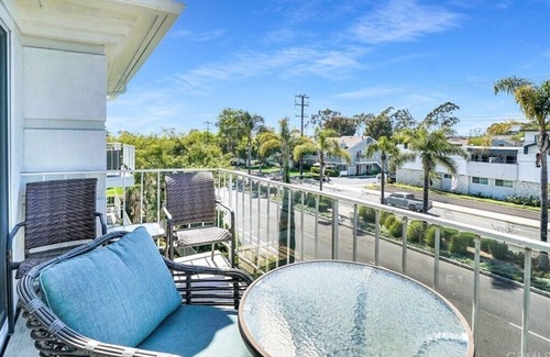 Santa Ana Heights Condo | Amazing PENTHOUSE Walk to the beach and Balboa Peninsula and to