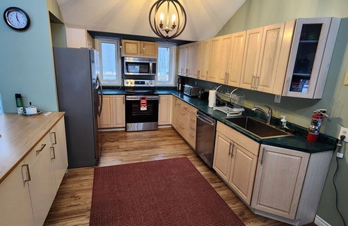 Lagoon City Cottage | Amazing Private Pool at 4BR/3WR Cottage + Close By Beaches, Parks, Marine