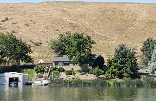 Hagerman House | Amazing relaxing get-away home on the Snake River with river view and boat dock.
