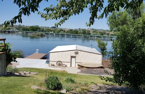 Hagerman House | Amazing relaxing get-away home on the Snake River with river view and boat dock.
