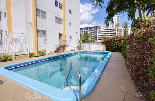 Midtown Condo | ✨ Amazing Renovated One Bedroom w/Free Parking and Pool