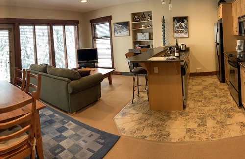 Silver Star Mountain Apartment | Amazing Ski-In Ski-Out and Mountain View Apartment with Hot Tub