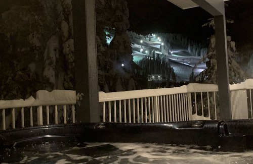 Silver Star Mountain Apartment | Amazing Ski-In Ski-Out and Mountain View Apartment with Hot Tub