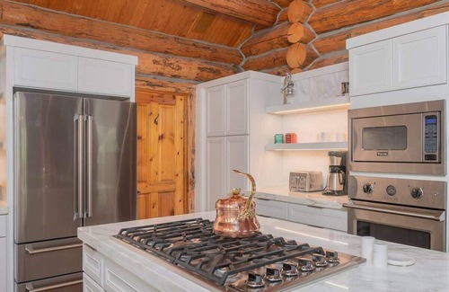 Mountain Village Ski Chalet | Amazing slopeside mountain lodge with hot tub