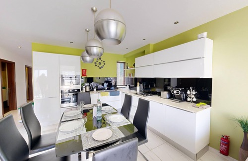 Il-Balluta Apartment | Amazing Spacious Apartment with BBQ & Jacuzzi
