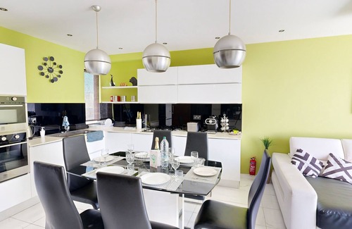 Il-Balluta Apartment | Amazing Spacious Apartment with BBQ & Jacuzzi