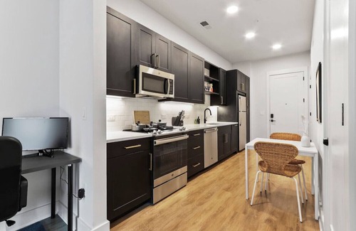 North Hyde Park Apartment | Amazing Studio | King Suite | Pool & Gym!