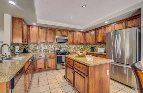 Silverado Ranch House | Amazing Summery Retreat~Pool-Spa-BBQ~South Strip