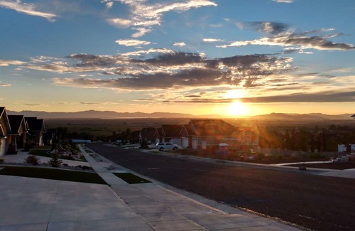 Perry House | Amazing Sunsets Entire New Walkout Basement Suite Apartment
