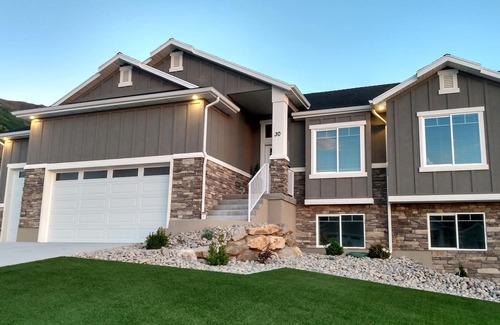 Perry House | Amazing Sunsets Entire New Walkout Basement Suite Apartment