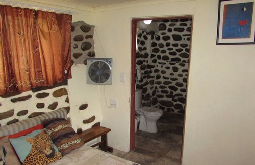 Thorny Bush Game Reserve House | Amazing "tree in lounge" Eco apartment with leopards passing by at night.