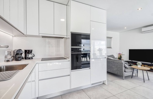 Calicos Condo | Amazing View, Beach 100m & Old Town 300m, 2 bdr+2 bthr, pool, aircon, garage