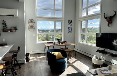 Inglewood Condo | Amazing View, King Size Bed, Trendy Neighbourhood