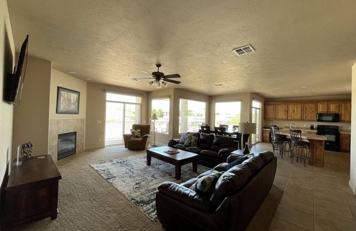 St. George Resort | Amazing view, pools/hot tubs/waterslide, trails. Las Palmas resort! Sleeps 10