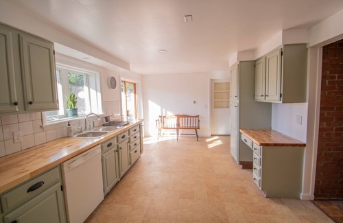 Waterbury Center Apartment | Amazing View, Walk to lake, very Central, borders state park. NEWLY RENOVATED!