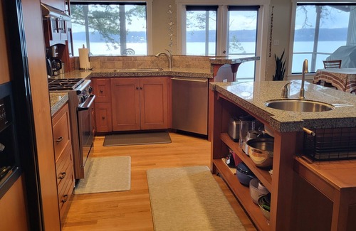 Camano Island House | Amazing Views and Whale Watching from Indoors and Outside, with AC!