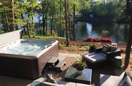 Bracey House | Amazing Views at Dragonfly! HOT TUB! Kayaks, BOUNCER w Slide, SUP's, Fire Pit!