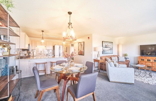 Long Beach Condo | AMAZING VIEWS, In Town, Fast Wifi, Modern, Elevator (Waves)