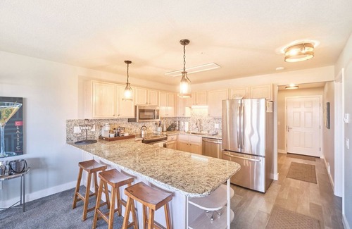 Long Beach Condo | AMAZING VIEWS, In Town, Fast Wifi, Modern, Elevator (Waves)