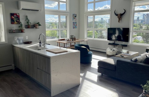 Inglewood Condo | Amazing Views, King Size Bed, Trendy Neighbourhood