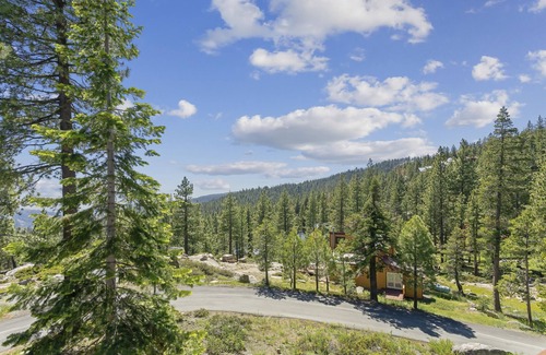 Arnold House | AMAZING VIEWS- MODERN HOME- SH #14 by Bear Valley Vacation Rentals