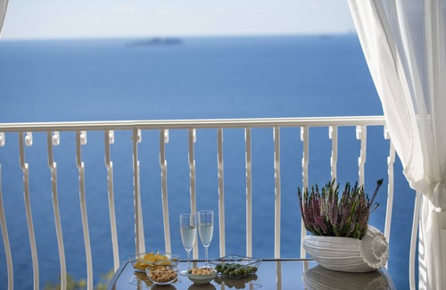 Laurito Villa | Amazing villa with private access to the sea