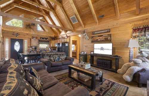 Branson Cedars Cabin | Amazing Wood Log Cabin Pvt Hot Tub in Woods Wifi Fireplace Vaulted Ceilings Near Big Cedar