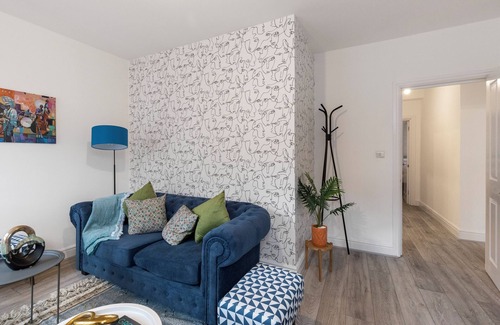 Islington Apartment | Amazingly Beautiful 3 BR Flat For Large Groups