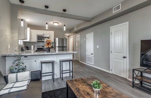 Bartlesville Apartment | Amazingly renovated downtown 1BD 1 BR apt with Washer and dryer!