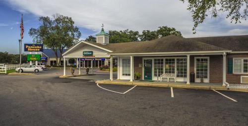 Fayetteville Hotel | Ambassador Inn