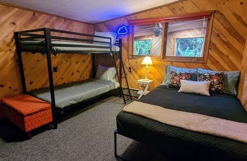 Randle Cabin | Ambassador Lodge - 2 Full Cabins . Indoor Pool . Sauna . AC . EV . 10+ Acres