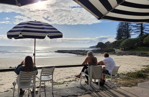 Yamba Apartment | Amblesea: a five minute walk to beaches and town. Located on Yamba hill.