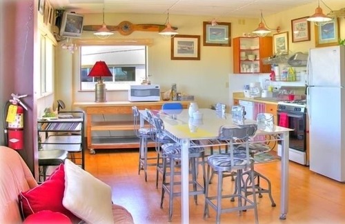 Paso Robles Apartment | Amelia Loft Airplane hanger