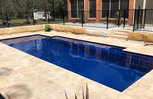 Lovedale House | Amelia-Rose Estate: Lovedale 6-bdr retreat with pool & fireplace—Memories await!