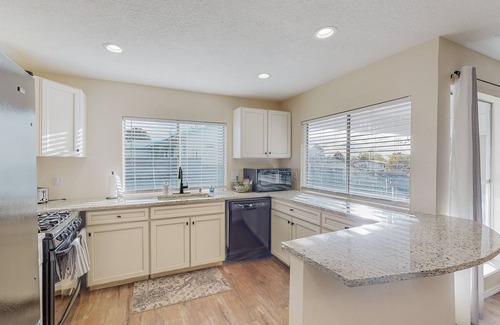 Northeast Heights House | Amelia Spacious Family Home, I-40 and Tramway