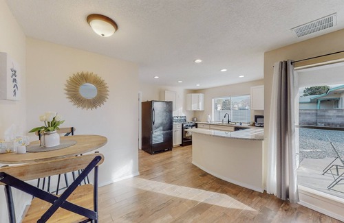 Northeast Heights House | Amelia Spacious Family Home, I-40 and Tramway