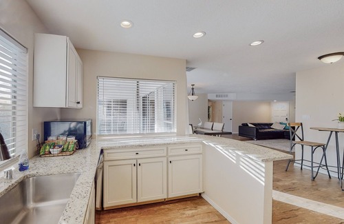Northeast Heights House | Amelia Spacious Family Home, I-40 and Tramway