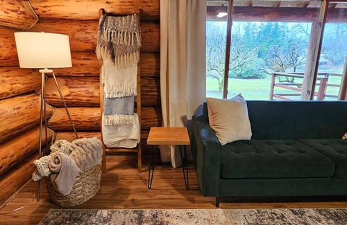Marblemount House | American Alps Lodge-HotTub, EV Charger, Riverfront